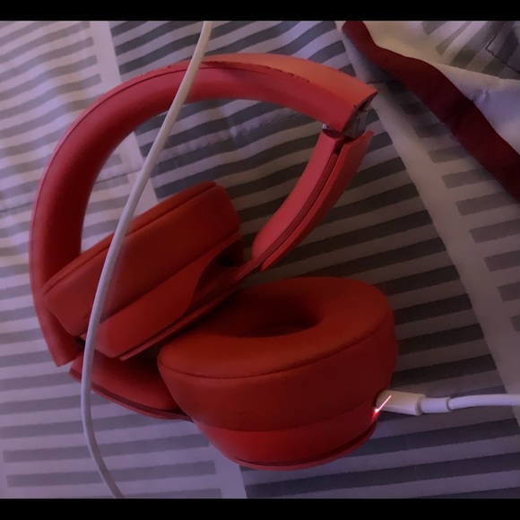 Beats solo pro 3 color red NO BOX just charger - Picture 2 of 2